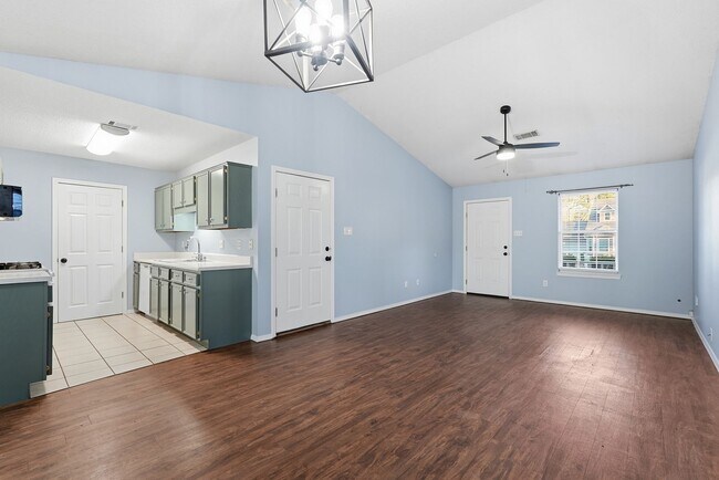 Building Photo - Home in Benton