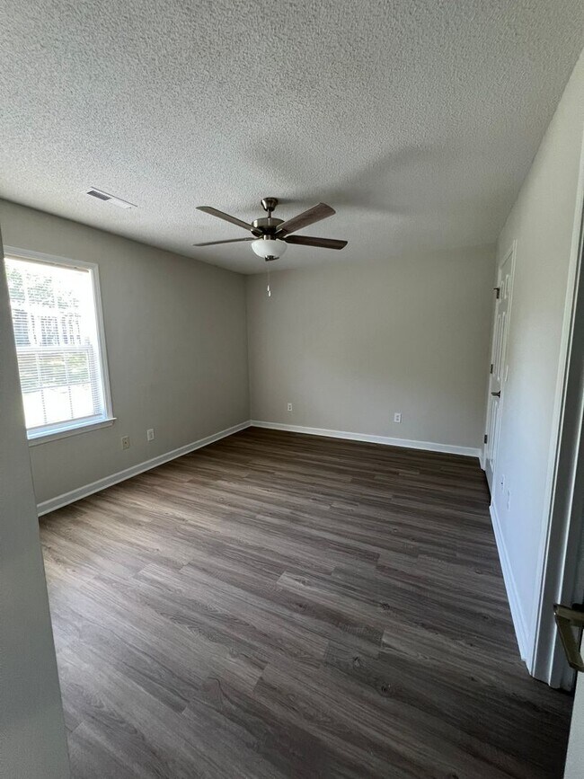 Building Photo - 122 Springwood Ln
