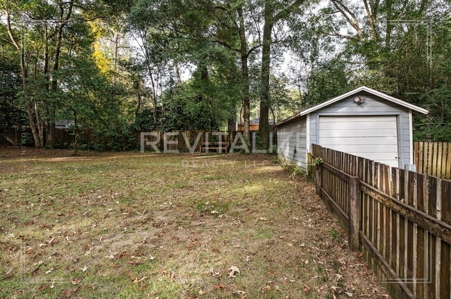 Building Photo - Updated 2 Bed 1 Bath Cottage in Established Neighborhood!