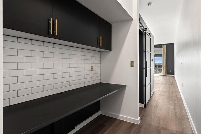 Building Photo - 2124 E 6th St