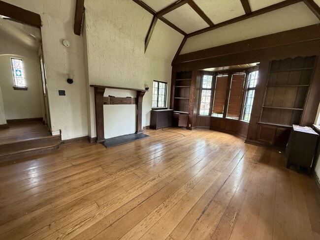 Building Photo - 3-bedroom, 2-bath student house