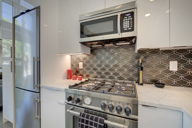 Building Photo - 3bd/2.5ba Seattle Townhome