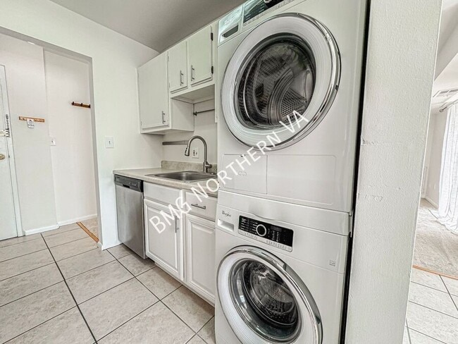 Building Photo - 1523 Colonial Dr