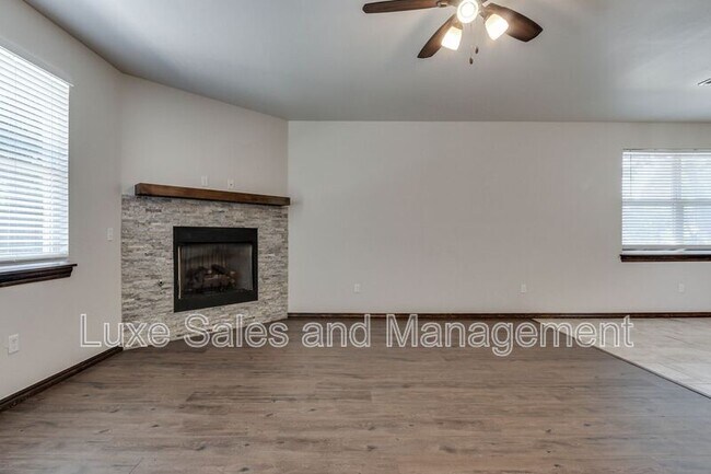 Building Photo - 2200 Alta Vista Ln