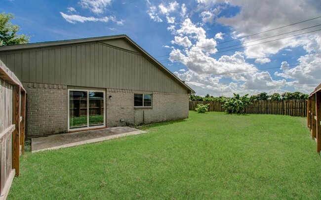 Building Photo - 326 Fair Oak Dr