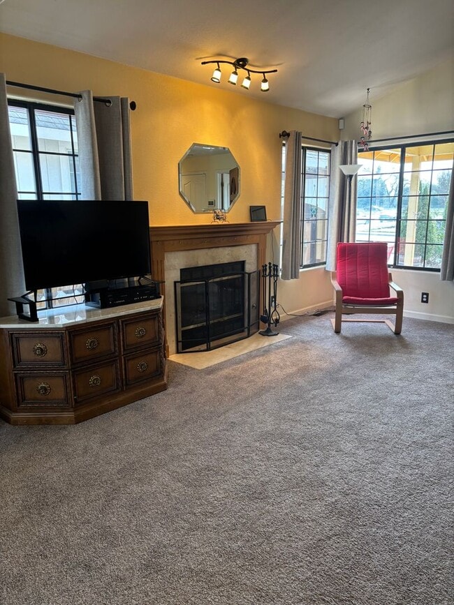 Building Photo - Unfurnished 3 bedroom 2 bath Home