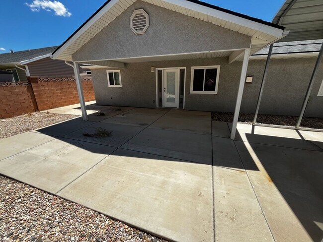 Building Photo - Cozy Private Pet Friendly Home!!