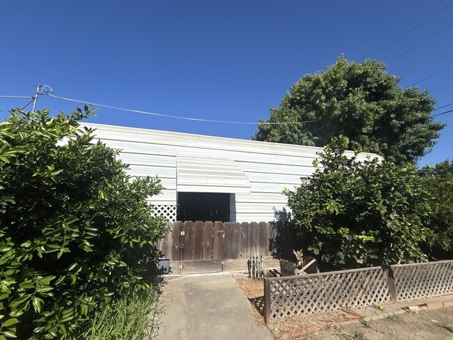 Building Photo - 1816 Fallon Ln