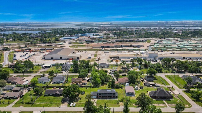 Building Photo - 17018 Water Oak Dr