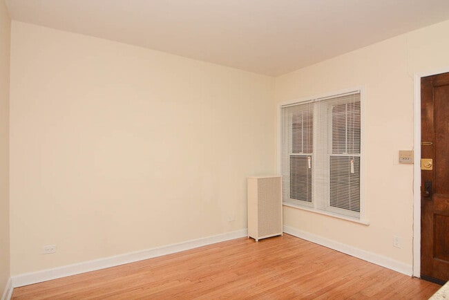 Building Photo - 1622 W Roscoe St