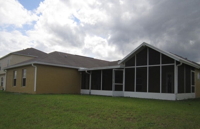 Building Photo - Beautiful 4 Bedroom, 2 Bath Split-Floor-Plan Home in Lakeside — Kissimmee, FL
