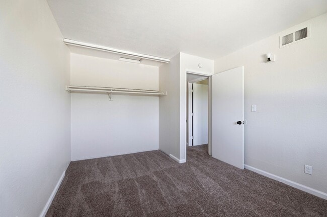 Building Photo - FULLY REMODELED MODERN SPACIOUS TOWNHOUSE!!!