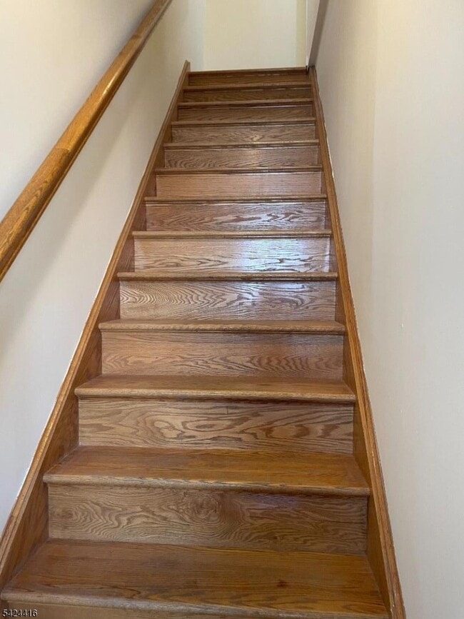 Building Photo - 454 E 31st St