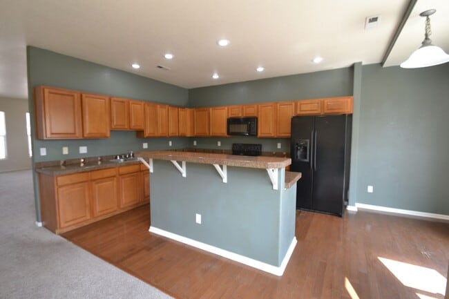 Building Photo - 3 Bedroom Townhome Available Now!