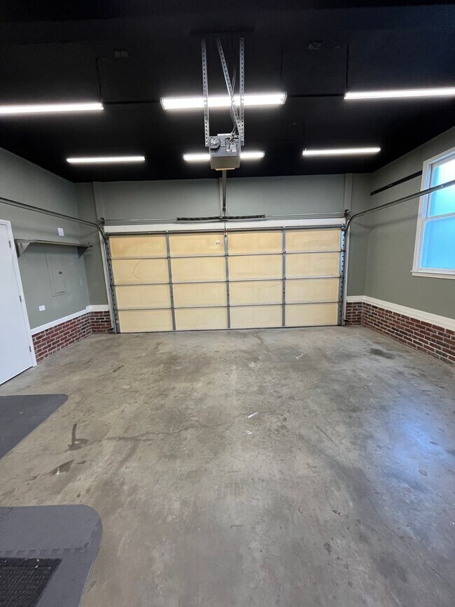 Building Photo - 3BR Home in Heartwood Place with large fen...