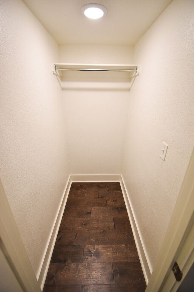 Building Photo - Stunning 3 Bedroom, 2.5 Bathroom Home in F...