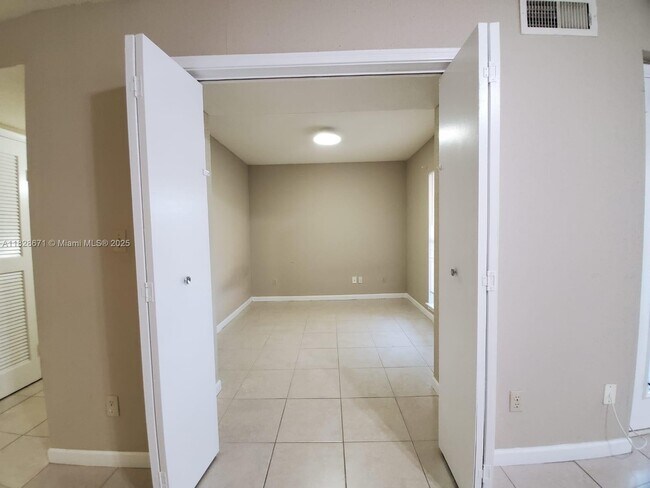 Building Photo - 833 Riverside Dr