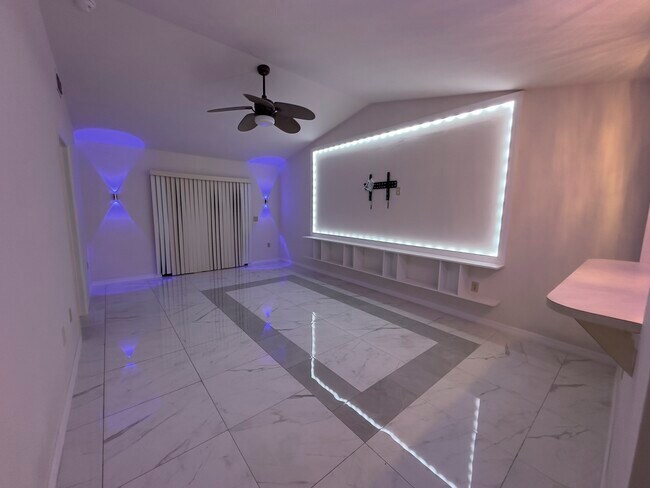 Building Photo - 4209 SW Santa Barbara Pl