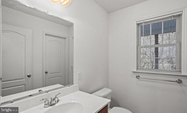 Building Photo - 10 Lenox Ct