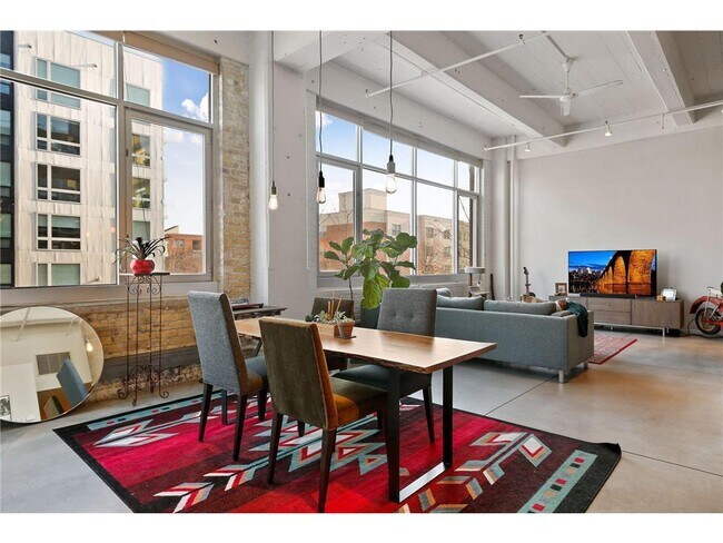 Building Photo - 700 N Washington Ave