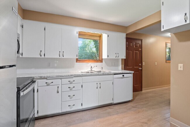 Building Photo - 505 W Ivanhoe Rd