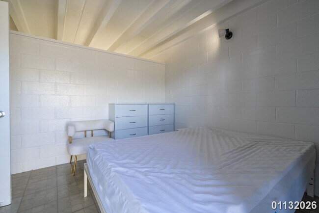 Building Photo - Furnished Alamoana-Kakaako 2nd Floor Unit (Piikoi St)