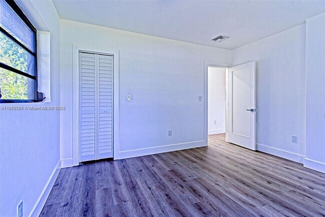 Building Photo - 372 W Dayton Cir