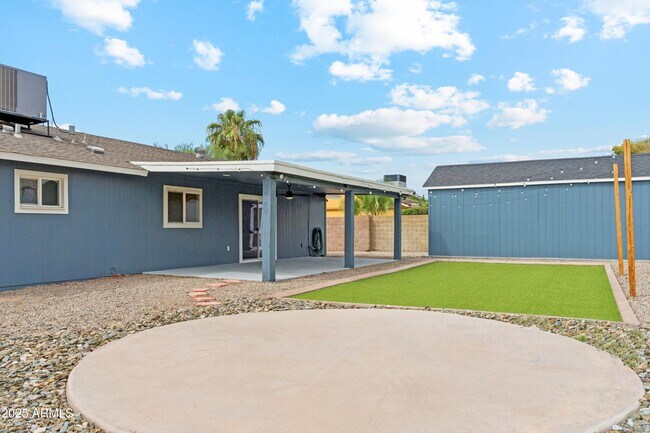 Building Photo - 4740 W Columbine Dr