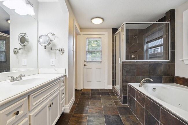 Building Photo - 409 Pecore St