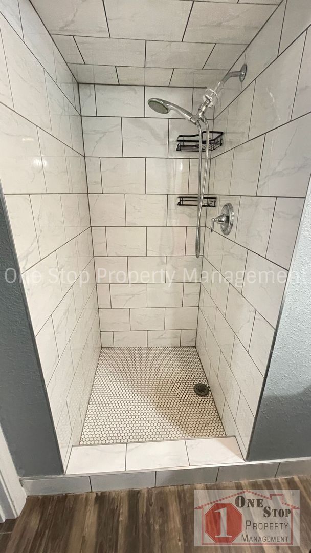 Building Photo - Stunning 3 bedroom, 2 bathroom duplex is L...