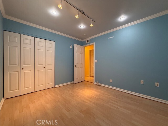Building Photo - 1127 S Nantes Ave