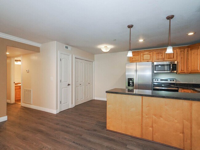 Building Photo - GROUND LEVEL CONDO UNIT