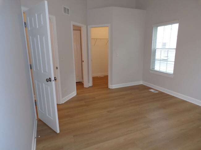 Building Photo - 891 Essex Cir