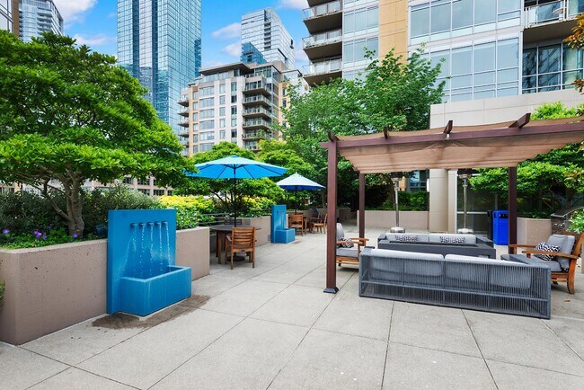 Building Photo - Bright Corner 1Bed/1Bath Condo in the Heart of Downtown Seattle!