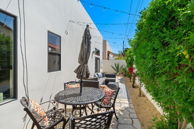 Building Photo - 53385 Avenida Mendoza