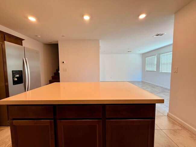 Building Photo - 3 BED 2.5 BATH 2 CAR GARAGE TOWNHOUSE WITH LOFT, COMMUNITY POOL & PARK!