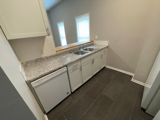 Building Photo - Cozy and spacious Garfield Park 3BD/1.5 BA...