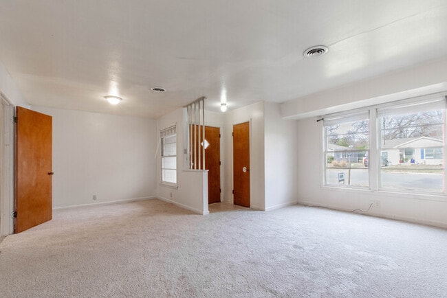 Building Photo - 809 Crescent St