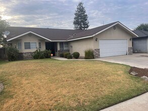 Building Photo - Spacious Home in Porterville