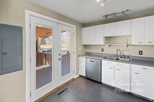 Building Photo - CUTE 3BD RANCHER WITH CHARACTER IN CENTRAL COLORADO SPRINGS - Security Deposit Waiver Available