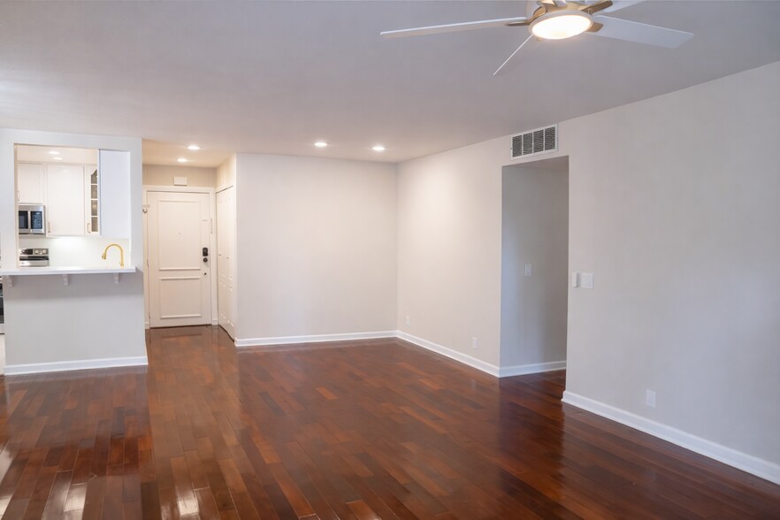 Building Photo - 10425 Caminito Cuervo