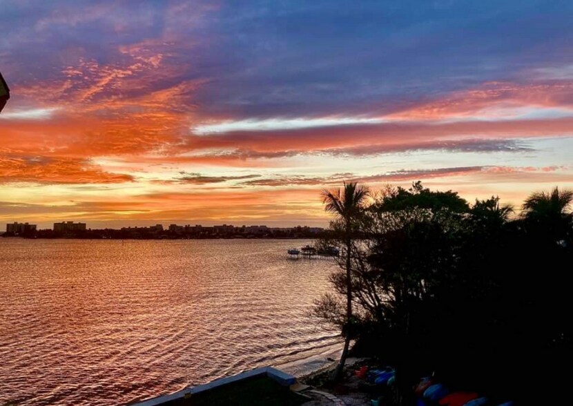 Building Photo - 1516 S Lakeside Dr