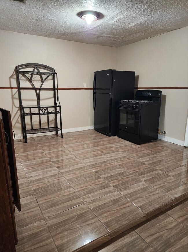 Building Photo - 2413 Huntington Dr