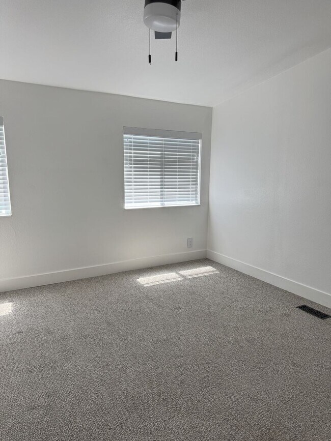 Building Photo - Large Echo home for rent