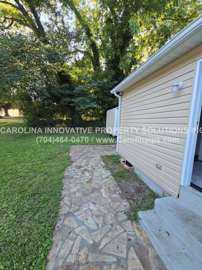 Building Photo - 427 E Cemetery St