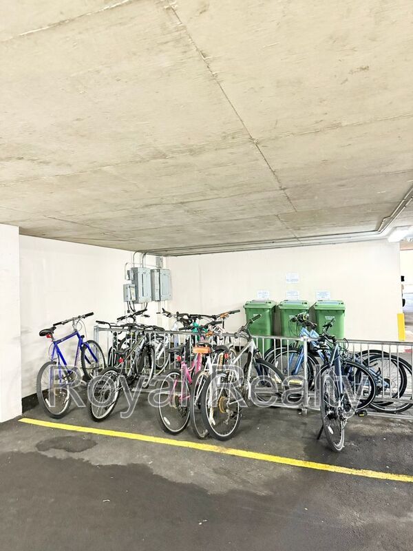 Building Photo - 555 Hahaione St