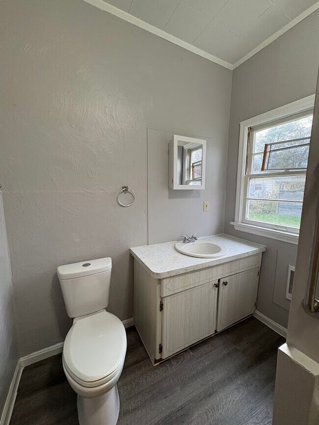 Building Photo - 1411 Spring Ave NE