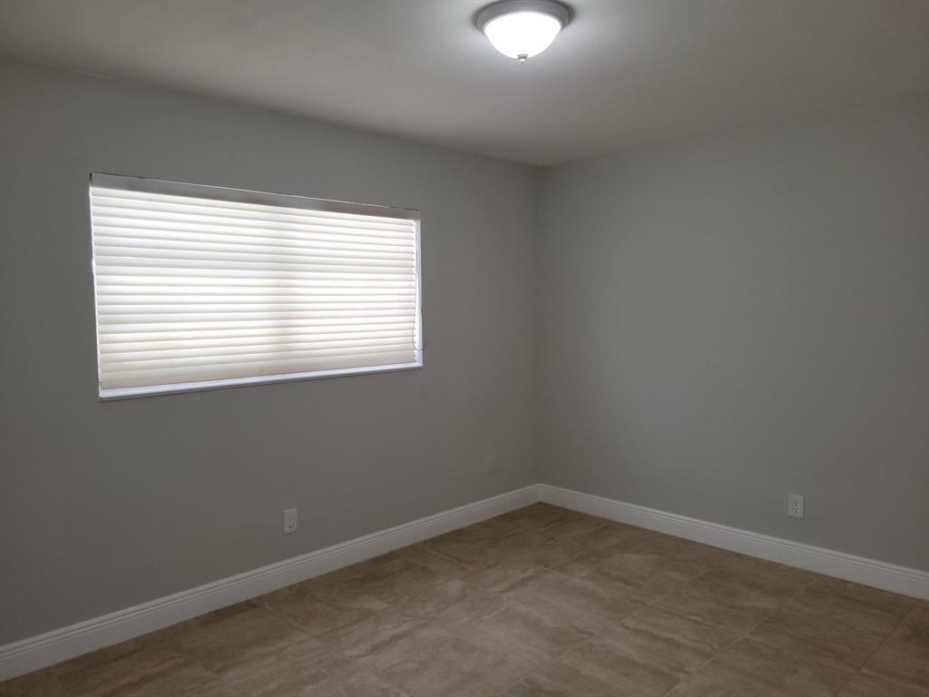 Building Photo - 651 NE 46th Ct