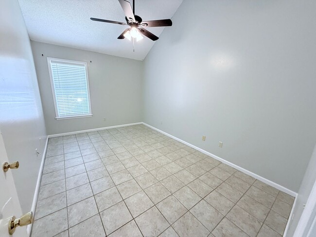 Building Photo - 1001 Creekside Pl