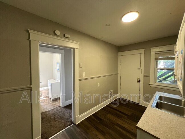Building Photo - 13815 Idarose Ave